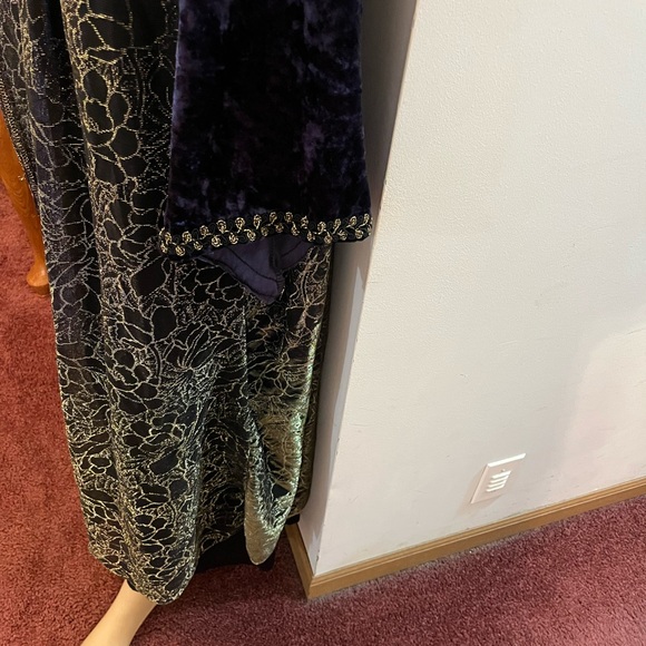 Hallowed costume used 5 pieces in all - Picture 8 of 15